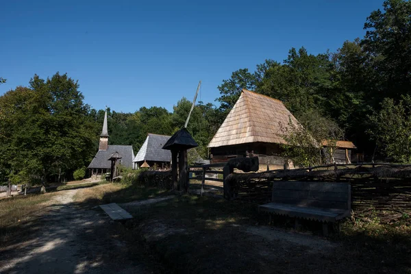 Geleneksel Romen tarzında ev, basitlik ve alçakgönüllülük, fayda ve doğal malzemeler, katı mimari, doğayla ilişkili olarak yapılmış, kapı eşiği kısa, pencereler küçük