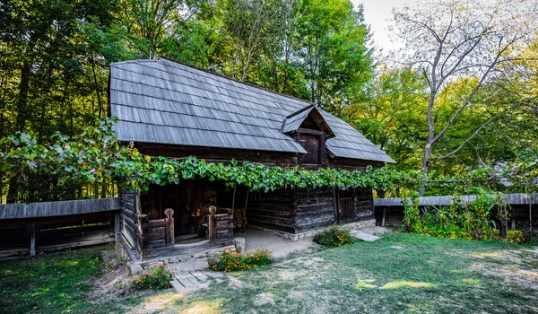 Geleneksel Romen tarzında ev, basitlik ve alçakgönüllülük, fayda ve doğal malzemeler, katı mimari, doğayla ilişkili olarak yapılmış, kapı eşiği kısa, pencereler küçük