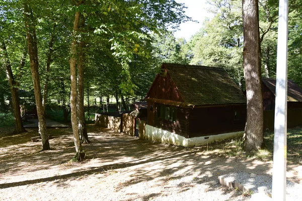 Geleneksel Romen tarzında ev, basitlik ve alçakgönüllülük, fayda ve doğal malzemeler, katı mimari, doğayla ilişkili olarak yapılmış, kapı eşiği kısa, pencereler küçük