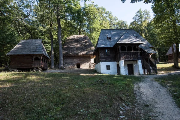 Geleneksel Romen tarzında ev, basitlik ve alçakgönüllülük, fayda ve doğal malzemeler, katı mimari, doğayla ilişkili olarak yapılmış, kapı eşiği kısa, pencereler küçük