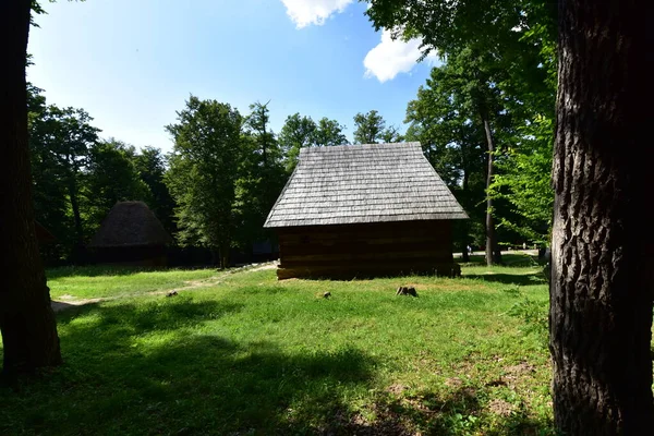 Geleneksel Romen tarzında ev, basitlik ve alçakgönüllülük, fayda ve doğal malzemeler, katı mimari, doğayla ilişkili olarak yapılmış, kapı eşiği kısa, pencereler küçük