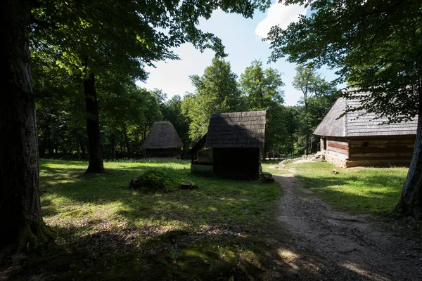Geleneksel Romen tarzında ev, basitlik ve alçakgönüllülük, fayda ve doğal malzemeler, katı mimari, doğayla ilişkili olarak yapılmış, kapı eşiği kısa, pencereler küçük