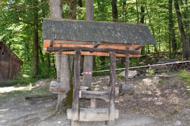 At nalı boyunduruğu, dört sütunlu dikdörtgen bir çerçeveden oluşur. Kayışlar, ön tekerlekler, baldırın başını kiremitlerden yapılmış bir çatının altına bağlar.