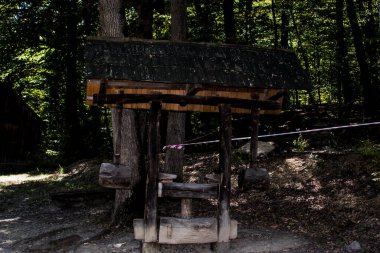 At nalı boyunduruğu, dört sütunlu dikdörtgen bir çerçeveden oluşur. Kayışlar, ön tekerlekler, baldırın başını kiremitlerden yapılmış bir çatının altına bağlar.