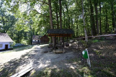 At nalı boyunduruğu, dört sütunlu dikdörtgen bir çerçeveden oluşur. Kayışlar, ön tekerlekler, baldırın başını kiremitlerden yapılmış bir çatının altına bağlar.