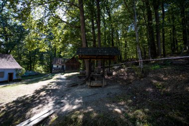 At nalı boyunduruğu, dört sütunlu dikdörtgen bir çerçeveden oluşur. Kayışlar, ön tekerlekler, baldırın başını kiremitlerden yapılmış bir çatının altına bağlar.