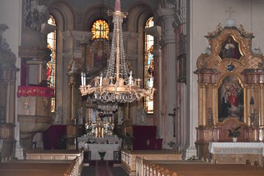 Katolik kilisesinin içinde, güney tarafında bir tribün bulunan dikdörtgen bir salon kilisesi var ve içinde, kralların ve imparatorların şahsiyetlerinin bebek ve cenaze anıtlarının bulunduğu Mary 'den söz ediyoruz.