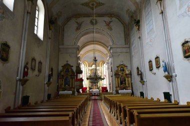 Katolik kilisesinin içinde, güney tarafında bir tribün bulunan dikdörtgen bir salon kilisesi var ve içinde, kralların ve imparatorların şahsiyetlerinin bebek ve cenaze anıtlarının bulunduğu Mary 'den söz ediyoruz.