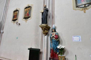 Katolik kilisesinin içinde, güney tarafında bir tribün bulunan dikdörtgen bir salon kilisesi var ve içinde, kralların ve imparatorların şahsiyetlerinin bebek ve cenaze anıtlarının bulunduğu Mary 'den söz ediyoruz.