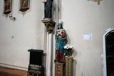 Katolik kilisesinin içinde, güney tarafında bir tribün bulunan dikdörtgen bir salon kilisesi var ve içinde, kralların ve imparatorların şahsiyetlerinin bebek ve cenaze anıtlarının bulunduğu Mary 'den söz ediyoruz.