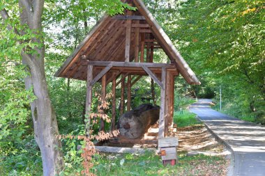 Geleneksel Romanya barakası, makinelerin, araçların, yem, ağaç ve hayvanların tarım veya el sanatları faaliyetleri için tutulduğu bir ev veya çiftliğin ek binasıdır.