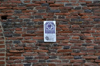 Sibiu Kalesi 'nin ortaçağ tahkimatı dairesel şekilli taş ve tuğladan inşa edilmiştir. Ateşli silahlar için konsollar tarafından kapatılmış sekizgen prizma şeklinde bir kule tarafından sınırlandırılmıştır..