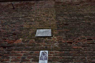 Sibiu Kalesi 'nin ortaçağ tahkimatı dairesel şekilli taş ve tuğladan inşa edilmiştir. Ateşli silahlar için konsollar tarafından kapatılmış sekizgen prizma şeklinde bir kule tarafından sınırlandırılmıştır..