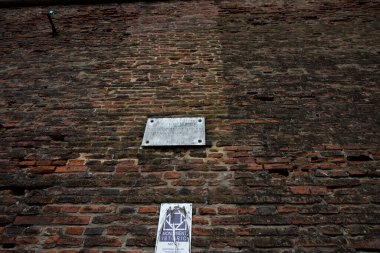 Sibiu Kalesi 'nin ortaçağ tahkimatı dairesel şekilli taş ve tuğladan inşa edilmiştir. Ateşli silahlar için konsollar tarafından kapatılmış sekizgen prizma şeklinde bir kule tarafından sınırlandırılmıştır..