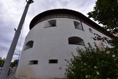 Sibiu Kalesi 'nin ortaçağ tahkimatı dairesel şekilli taş ve tuğladan inşa edilmiştir. Ateşli silahlar için konsollar tarafından kapatılmış sekizgen prizma şeklinde bir kule tarafından sınırlandırılmıştır..