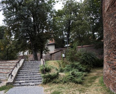 Sibiu Kalesi 'nin ortaçağ tahkimatı dairesel şekilli taş ve tuğladan inşa edilmiştir. Ateşli silahlar için konsollar tarafından kapatılmış sekizgen prizma şeklinde bir kule tarafından sınırlandırılmıştır..
