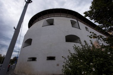 Sibiu Kalesi 'nin ortaçağ tahkimatı dairesel şekilli taş ve tuğladan inşa edilmiştir. Ateşli silahlar için konsollar tarafından kapatılmış sekizgen prizma şeklinde bir kule tarafından sınırlandırılmıştır..