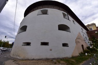 Sibiu Kalesi 'nin ortaçağ tahkimatı dairesel şekilli taş ve tuğladan inşa edilmiştir. Ateşli silahlar için konsollar tarafından kapatılmış sekizgen prizma şeklinde bir kule tarafından sınırlandırılmıştır..