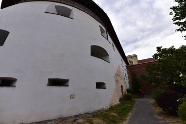 Sibiu Kalesi 'nin ortaçağ tahkimatı dairesel şekilli taş ve tuğladan inşa edilmiştir. Ateşli silahlar için konsollar tarafından kapatılmış sekizgen prizma şeklinde bir kule tarafından sınırlandırılmıştır..