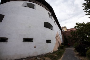 Sibiu Kalesi 'nin ortaçağ tahkimatı dairesel şekilli taş ve tuğladan inşa edilmiştir. Ateşli silahlar için konsollar tarafından kapatılmış sekizgen prizma şeklinde bir kule tarafından sınırlandırılmıştır..