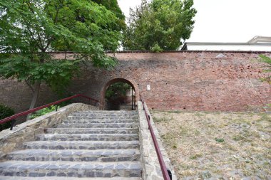 Sibiu Kalesi 'nin ortaçağ tahkimatı dairesel şekilli taş ve tuğladan inşa edilmiştir. Ateşli silahlar için konsollar tarafından kapatılmış sekizgen prizma şeklinde bir kule tarafından sınırlandırılmıştır..