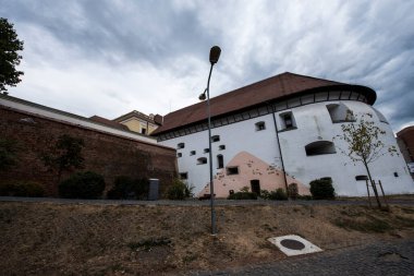 Sibiu Kalesi 'nin ortaçağ tahkimatı dairesel şekilli taş ve tuğladan inşa edilmiştir. Ateşli silahlar için konsollar tarafından kapatılmış sekizgen prizma şeklinde bir kule tarafından sınırlandırılmıştır..