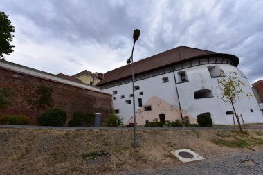 Sibiu Kalesi 'nin ortaçağ tahkimatı dairesel şekilli taş ve tuğladan inşa edilmiştir. Ateşli silahlar için konsollar tarafından kapatılmış sekizgen prizma şeklinde bir kule tarafından sınırlandırılmıştır..