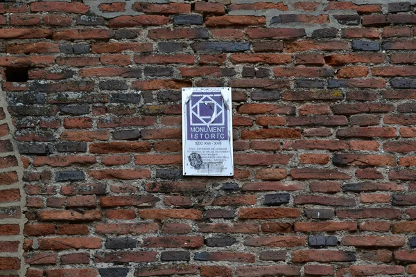 Sibiu Kalesi 'nin ortaçağ tahkimatı dairesel şekilli taş ve tuğladan inşa edilmiştir. Ateşli silahlar için konsollar tarafından kapatılmış sekizgen prizma şeklinde bir kule tarafından sınırlandırılmıştır..