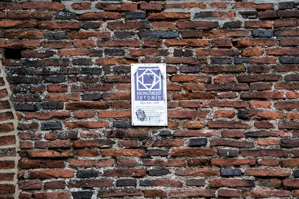 Sibiu Kalesi 'nin ortaçağ tahkimatı dairesel şekilli taş ve tuğladan inşa edilmiştir. Ateşli silahlar için konsollar tarafından kapatılmış sekizgen prizma şeklinde bir kule tarafından sınırlandırılmıştır..