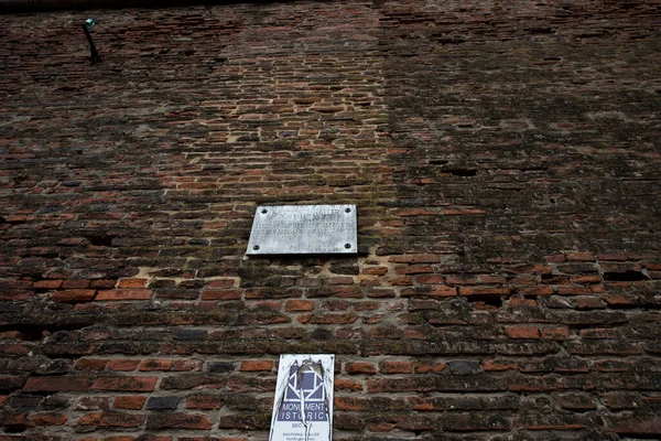 Sibiu Kalesi 'nin ortaçağ tahkimatı dairesel şekilli taş ve tuğladan inşa edilmiştir. Ateşli silahlar için konsollar tarafından kapatılmış sekizgen prizma şeklinde bir kule tarafından sınırlandırılmıştır..