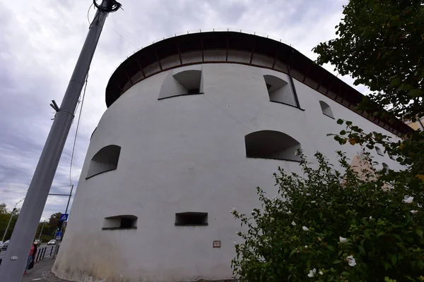 Sibiu Kalesi 'nin ortaçağ tahkimatı dairesel şekilli taş ve tuğladan inşa edilmiştir. Ateşli silahlar için konsollar tarafından kapatılmış sekizgen prizma şeklinde bir kule tarafından sınırlandırılmıştır..