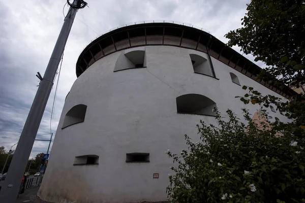 Sibiu Kalesi 'nin ortaçağ tahkimatı dairesel şekilli taş ve tuğladan inşa edilmiştir. Ateşli silahlar için konsollar tarafından kapatılmış sekizgen prizma şeklinde bir kule tarafından sınırlandırılmıştır..