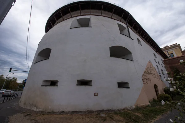 Sibiu Kalesi 'nin ortaçağ tahkimatı dairesel şekilli taş ve tuğladan inşa edilmiştir. Ateşli silahlar için konsollar tarafından kapatılmış sekizgen prizma şeklinde bir kule tarafından sınırlandırılmıştır..