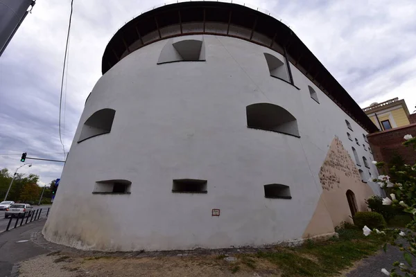 Sibiu Kalesi 'nin ortaçağ tahkimatı dairesel şekilli taş ve tuğladan inşa edilmiştir. Ateşli silahlar için konsollar tarafından kapatılmış sekizgen prizma şeklinde bir kule tarafından sınırlandırılmıştır..