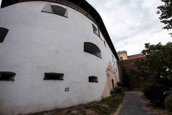 Sibiu Kalesi 'nin ortaçağ tahkimatı dairesel şekilli taş ve tuğladan inşa edilmiştir. Ateşli silahlar için konsollar tarafından kapatılmış sekizgen prizma şeklinde bir kule tarafından sınırlandırılmıştır..