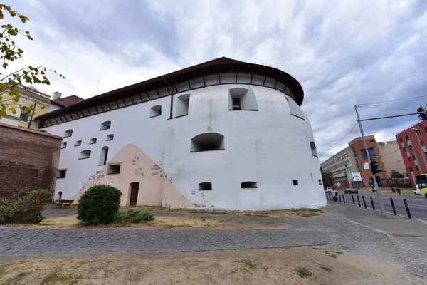 Sibiu Kalesi 'nin ortaçağ tahkimatı dairesel şekilli taş ve tuğladan inşa edilmiştir. Ateşli silahlar için konsollar tarafından kapatılmış sekizgen prizma şeklinde bir kule tarafından sınırlandırılmıştır..