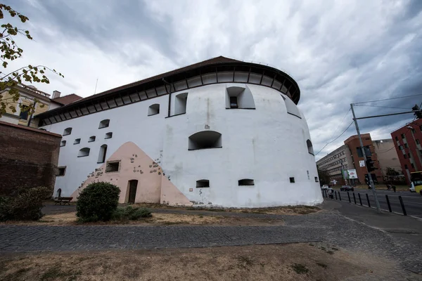 Sibiu Kalesi 'nin ortaçağ tahkimatı dairesel şekilli taş ve tuğladan inşa edilmiştir. Ateşli silahlar için konsollar tarafından kapatılmış sekizgen prizma şeklinde bir kule tarafından sınırlandırılmıştır..