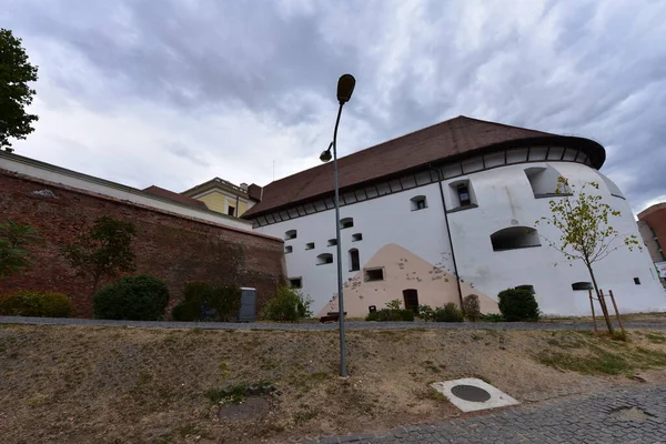 Sibiu Kalesi 'nin ortaçağ tahkimatı dairesel şekilli taş ve tuğladan inşa edilmiştir. Ateşli silahlar için konsollar tarafından kapatılmış sekizgen prizma şeklinde bir kule tarafından sınırlandırılmıştır..