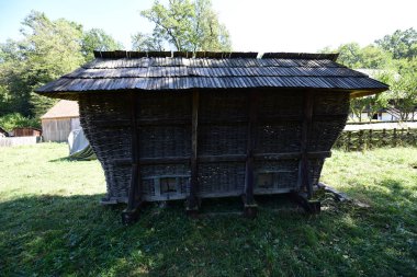 Mısır sepeti ya da yatak, Hoteni, Maramuresit tabanda yatay bir platform ve üzerinde dört su birikintisi bulunan bir sırık yapısıdır. Vücut dallardan örülmüştür.