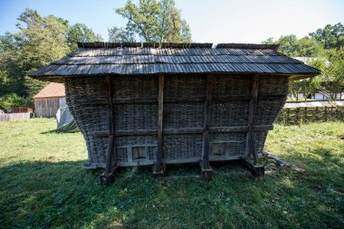 Mısır sepeti ya da yatak, Hoteni, Maramuresit tabanda yatay bir platform ve üzerinde dört su birikintisi bulunan bir sırık yapısıdır. Vücut dallardan örülmüştür.