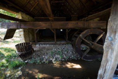 Rebrisoara, Maramuresi, Romanya 'daki tekstil endüstrisinin hidrolik kompleksi 19. yüzyılın ortalarında endüstriyel devrimin ortasında inşa edilmiş ve tekstil makineleri, bir girdap ve bir değirmen içermektedir..
