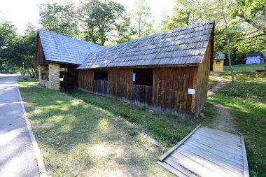 Rebrisoara, Maramuresi, Romanya 'daki tekstil endüstrisinin hidrolik kompleksi 19. yüzyılın ortalarında endüstriyel devrimin ortasında inşa edilmiş ve tekstil makineleri, bir girdap ve bir değirmen içermektedir..