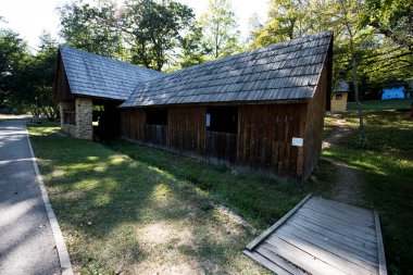 Rebrisoara, Maramuresi, Romanya 'daki tekstil endüstrisinin hidrolik kompleksi 19. yüzyılın ortalarında endüstriyel devrimin ortasında inşa edilmiş ve tekstil makineleri, bir girdap ve bir değirmen içermektedir..