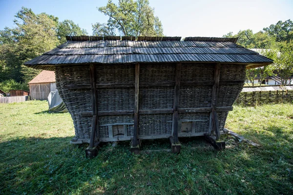 Mısır sepeti ya da yatak, Hoteni, Maramuresit tabanda yatay bir platform ve üzerinde dört su birikintisi bulunan bir sırık yapısıdır. Vücut dallardan örülmüştür.