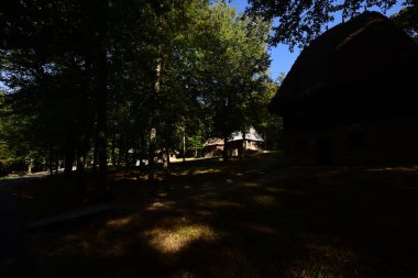 Kulübe kulübeler, kulübeler, kulübeler ve köylü evleri gibi, kirişlerden, dallardan yapılmış ve samanla kaplanmış, taş bir temele sahip, kapı ve pencereler de küçük.