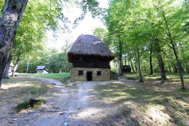 Kulübe kulübeler, kulübeler, kulübeler ve köylü evleri gibi, kirişlerden, dallardan yapılmış ve samanla kaplanmış, taş bir temele sahip, kapı ve pencereler de küçük.