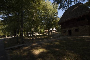 Kulübe kulübeler, kulübeler, kulübeler ve köylü evleri gibi, kirişlerden, dallardan yapılmış ve samanla kaplanmış, taş bir temele sahip, kapı ve pencereler de küçük.