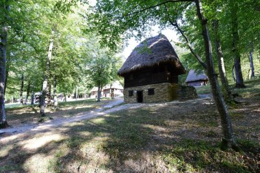 Kulübe kulübeler, kulübeler, kulübeler ve köylü evleri gibi, kirişlerden, dallardan yapılmış ve samanla kaplanmış, taş bir temele sahip, kapı ve pencereler de küçük.