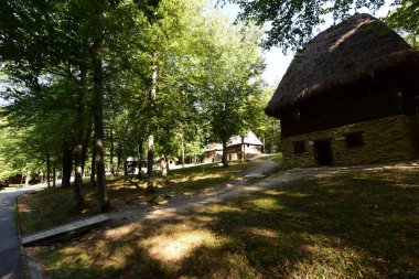Kulübe kulübeler, kulübeler, kulübeler ve köylü evleri gibi, kirişlerden, dallardan yapılmış ve samanla kaplanmış, taş bir temele sahip, kapı ve pencereler de küçük.
