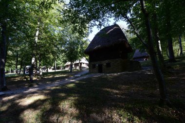 Kulübe kulübeler, kulübeler, kulübeler ve köylü evleri gibi, kirişlerden, dallardan yapılmış ve samanla kaplanmış, taş bir temele sahip, kapı ve pencereler de küçük.